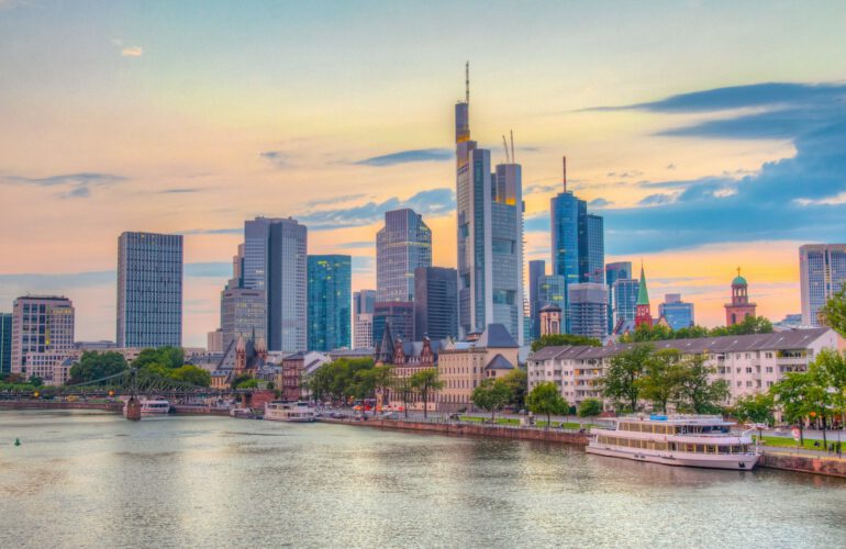 photovoltaik-auf-daechern-in-frankfurt-am-main-das-volle-potenzial-ihrer-dachflaeche-nutzen