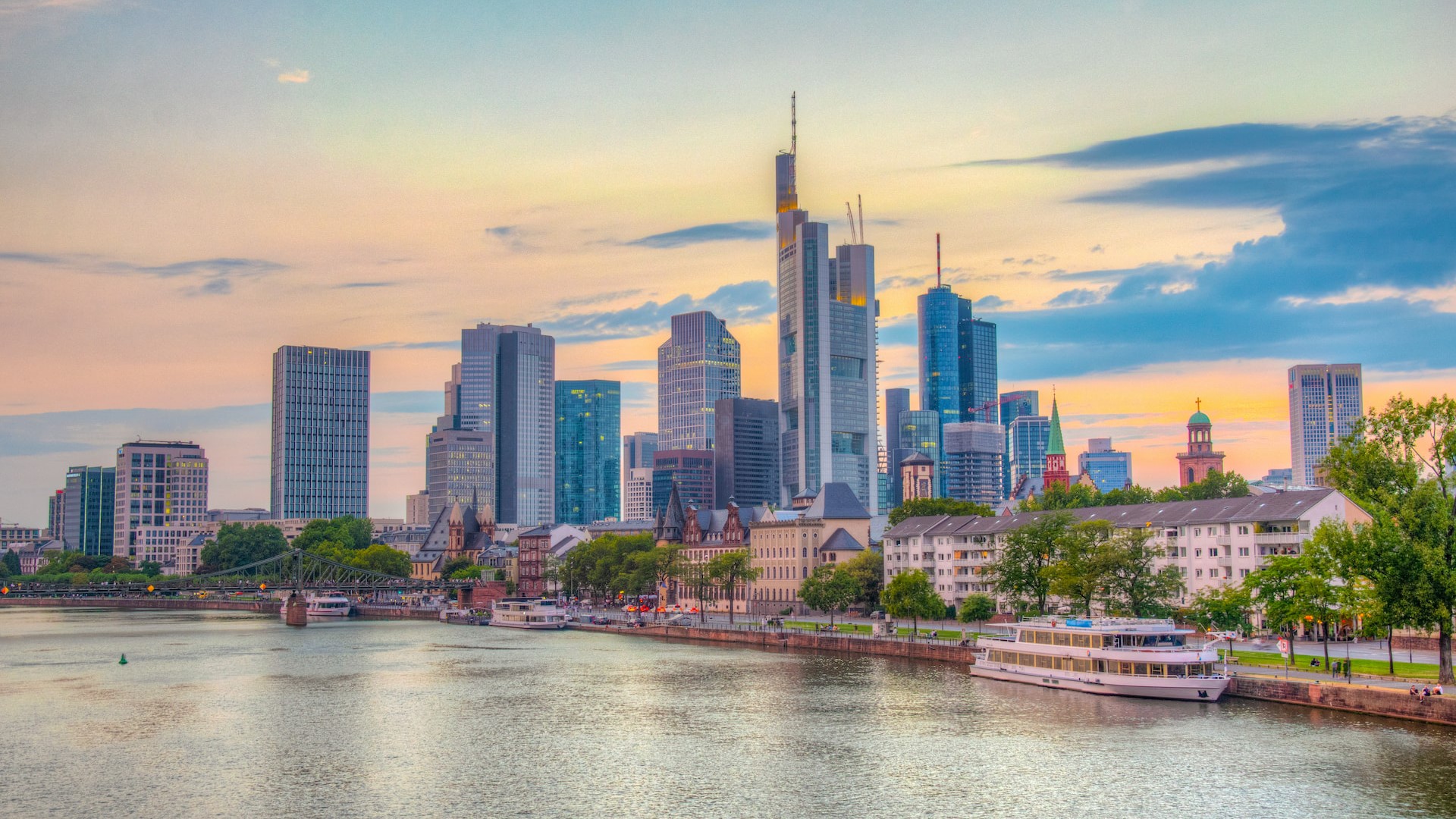 photovoltaik-auf-daechern-in-frankfurt-am-main-das-volle-potenzial-ihrer-dachflaeche-nutzen